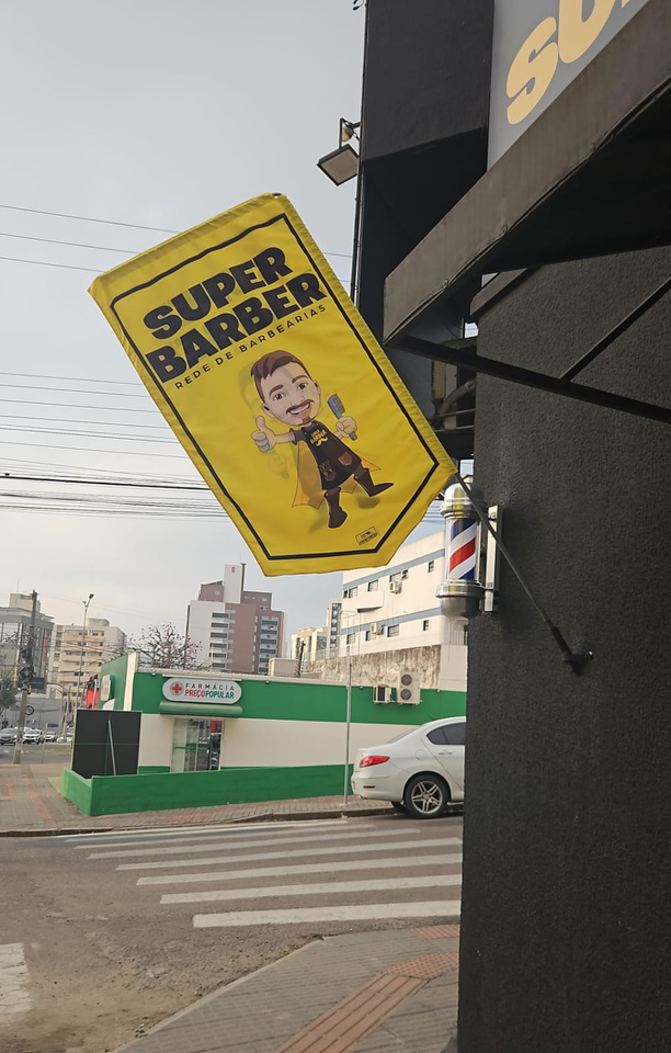 Wind banner personalizado instalado em calçada